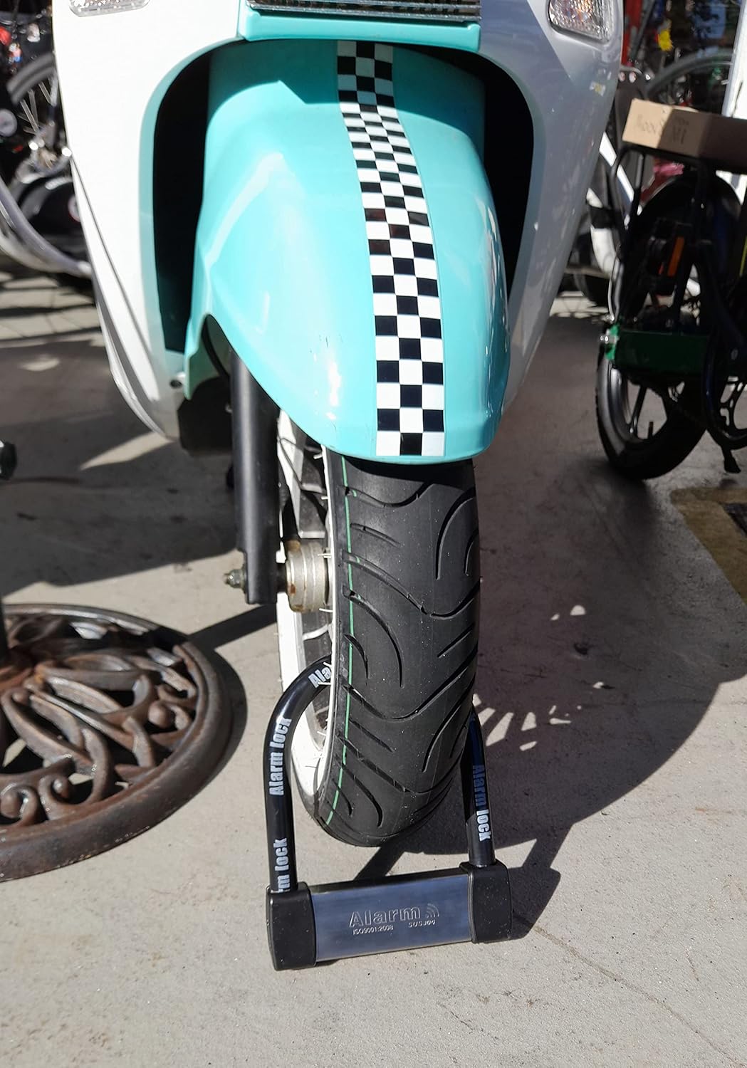 Heavy-Duty U-Lock with 120 dB Alarm – Weatherproof Security for E-Bikes & Scooters