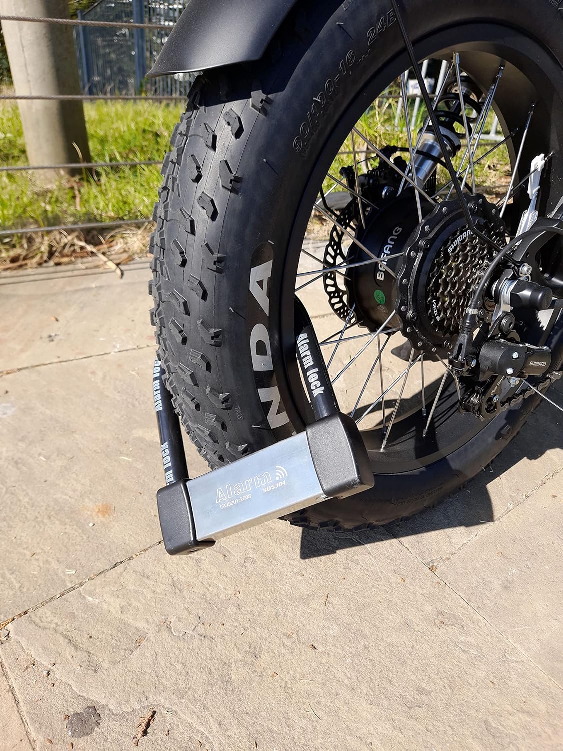 Heavy-Duty U-Lock with 120 dB Alarm – Weatherproof Security for E-Bikes & Scooters